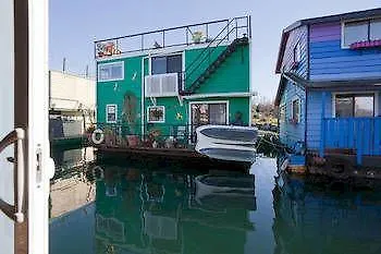 Fisherman'S Wharf Bed & Breakfast Victoria 2*,  Canada